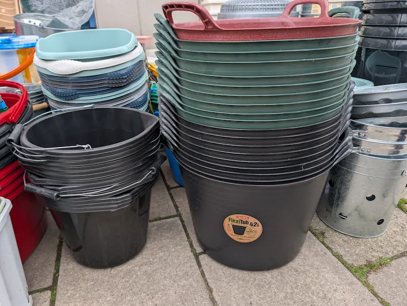 Sealant tubes, filler tubs and small repair materials